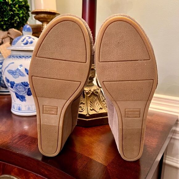 TOMS Desert Wedge Bootie Boots Size 8.5 M in Taupe Suede Worn Once - Picture 6 of 7